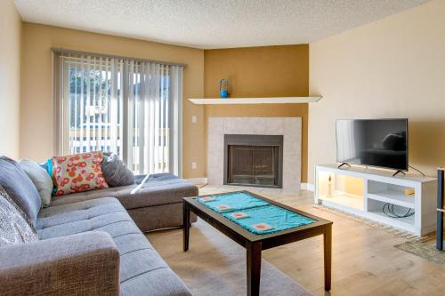 Englewood Condo with Pool Access 1 Mi to Light Rail in Englewood, USA