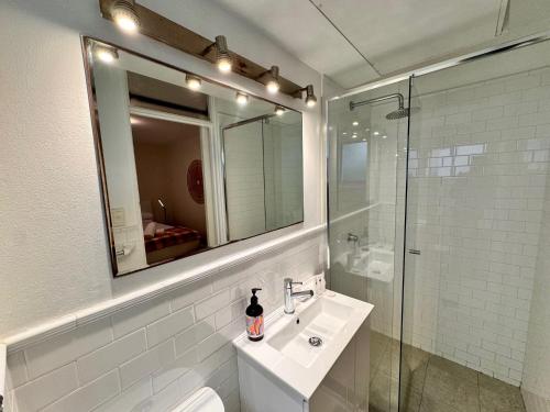 Cozy Manly Beachside Apartment - image 13