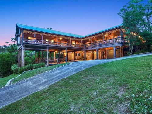 Lago Luxe Lake House - Sleeps 13 - Unbelievable Sunset Views in Lago Vista, Vereinigte Staaten von Amerika