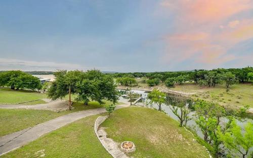 Lago Luxe Lake House - Sleeps 13 - Unbelievable Sunset Views in Lago Vista, USA