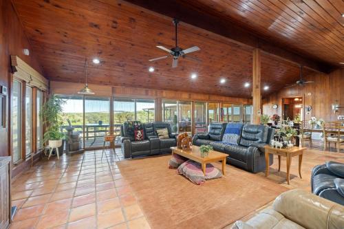 Lago Luxe Lake House - Sleeps 13 - Unbelievable Sunset Views in Lago Vista, USA