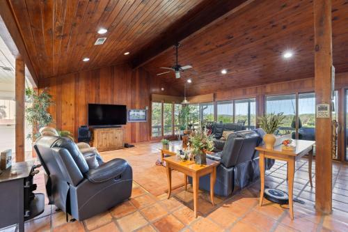 Lago Luxe Lake House - Sleeps 13 - Unbelievable Sunset Views in Lago Vista, USA