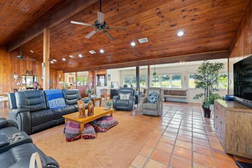 Lago Luxe Lake House - Sleeps 13 - Unbelievable Sunset Views in Lago Vista, USA