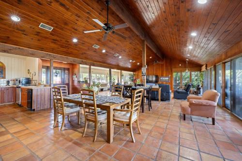 Lago Luxe Lake House - Sleeps 13 - Unbelievable Sunset Views in Lago Vista, USA