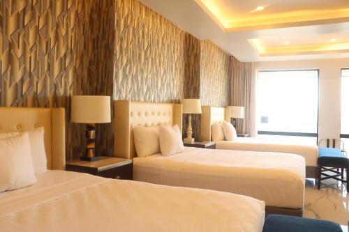 Hotel West Plaza near Las Americas Premium Outlets