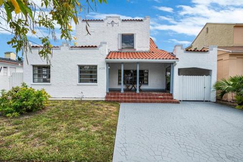 Spacious West Brickell Getaway, 4Bedroom2Bath in Miami, USA