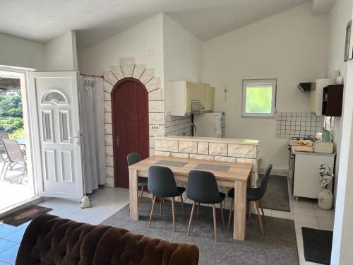 Apartments by the sea Splitska, Brac - 23366 in Splitska