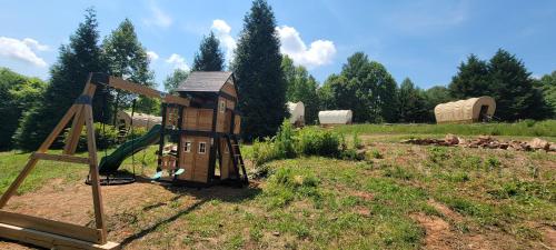 Covered Wagons Hill Camp - WAGON 2 in Lenoir, USA