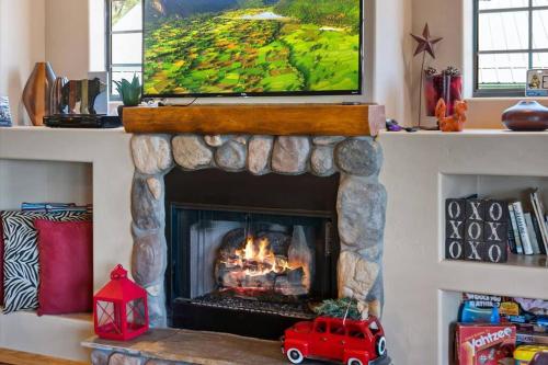 Cabin with Wild Horses, Fireplace, Dog Friendly & StarLink