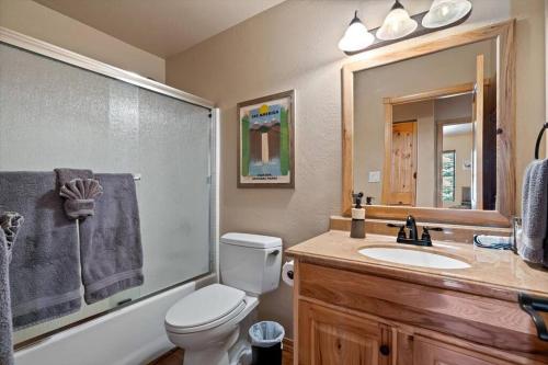 Cabin with Wild Horses, Fireplace, Dog Friendly & StarLink