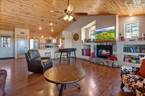 Cabin with Wild Horses, Fireplace, Dog Friendly & StarLink