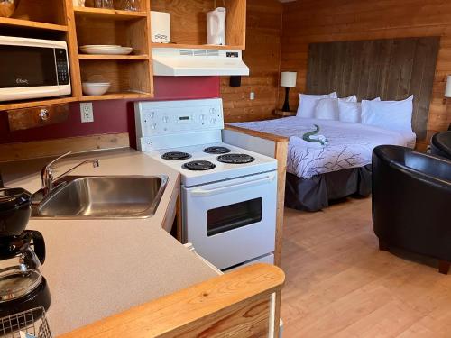 ห้องครัว, Bear Cove Cottages in พอร์ตฮาร์ดี (BC)