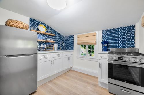 569532281 Marina Bay Cottages