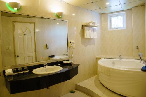 room detail thumbnail 2