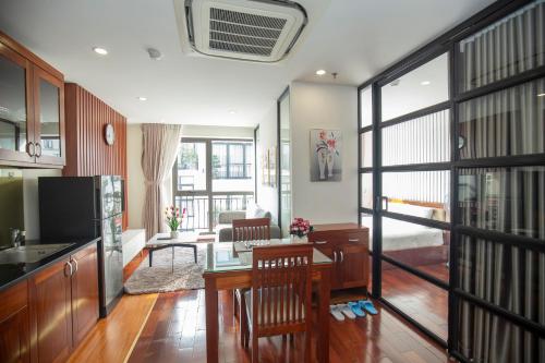 One-Bedroom Apartment image 4