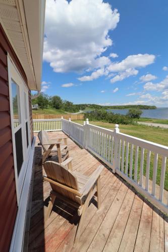 Waterfront House near Pomquet Beach- 2 bedrooms, Pet-Friendly in Bayfield (NS)