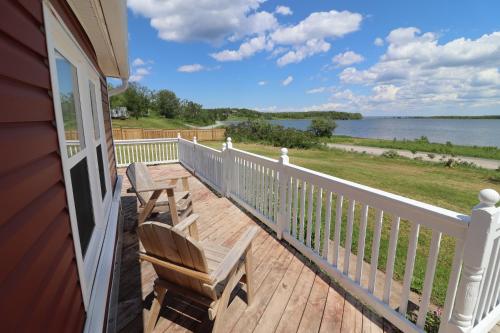 Waterfront House near Pomquet Beach- 2 bedrooms, Pet-Friendly in Bayfield (NS)