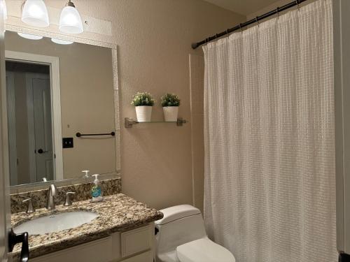 Vannituba, The Monet- One bedroom with a private entrance - shared bathroom in North Las Vegas