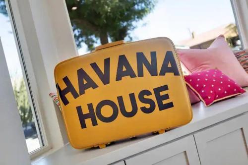 Havana House oasis getaway with Mountain Views Be away from the city rules in Desert Hot Springs, USA