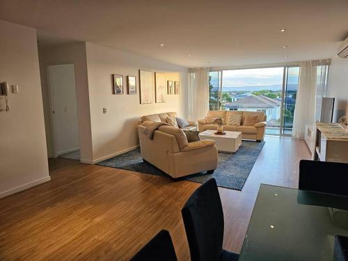 Sunset Views - Spacious Getaway in Hope Sziget