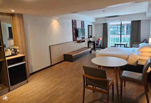 room detail thumbnail 1