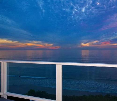 Serene 6000sf 8br-8ba Oceanfront Luxury Villa with 75 Frontage in Encinitas, USA