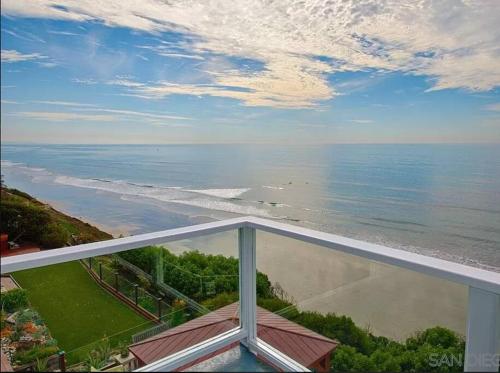 Serene 6000sf 8br-8ba Oceanfront Luxury Villa with 75 Frontage in Encinitas, USA