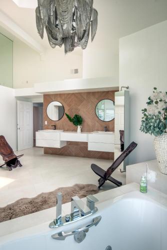 Serene 6000sf 8br-8ba Oceanfront Luxury Villa with 75 Frontage in Encinitas, USA