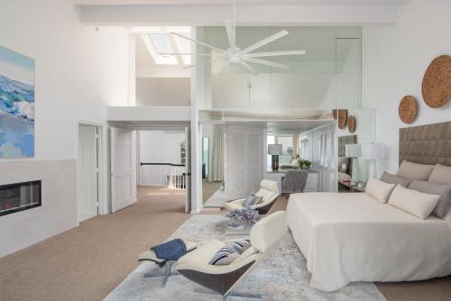 Serene 6000sf 8br-8ba Oceanfront Luxury Villa with 75 Frontage in Encinitas, USA