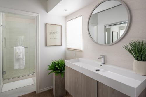 Serene 6000sf 8br-8ba Oceanfront Luxury Villa with 75 Frontage in Encinitas, USA