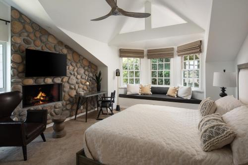 Serene 6000sf 8br-8ba Oceanfront Luxury Villa with 75 Frontage in Encinitas, USA