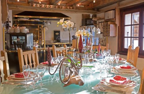 Étterem, Hôtel Les Chalets de Philippe avec Jacuzzis Privatifs (Hotel Les Chalets de Philippe avec Jacuzzis Privatifs) in Le Lavancher