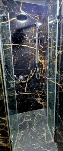 Dušas, Beautiful Apartment in Ramat Gan Deluxe Suite Next to SHEBA Hospital in Priemiestis/oro uostas