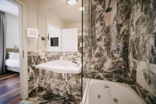 Classic Single Room image 3
