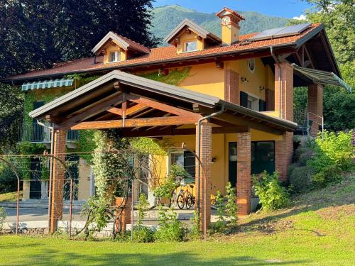  The comfortable house with big pool in the center of Mergozzo, Ferienwohnung in Mergozzo
