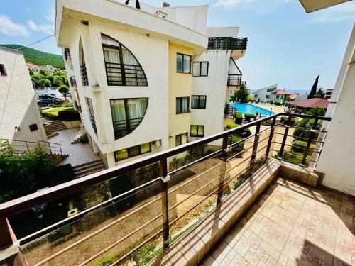 Family Two-Bedroom Apartment with View image 8