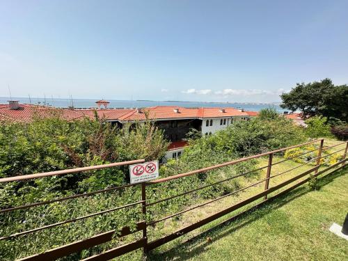 Family Two-Bedroom Apartment with View image 4