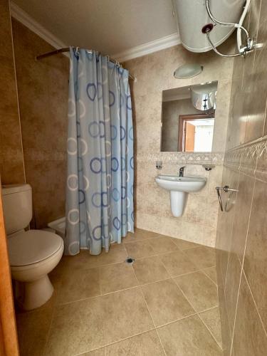 Family Two-Bedroom Apartment with View image 3