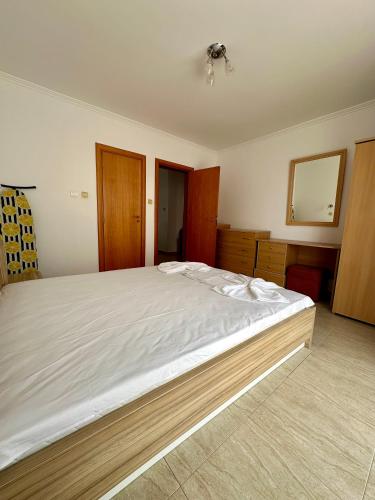 Family Two-Bedroom Apartment with View image 1