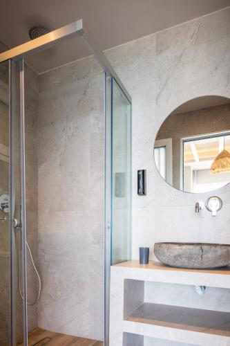 Premium Suite with Sea View & Outdoor Jetted Tub image 2