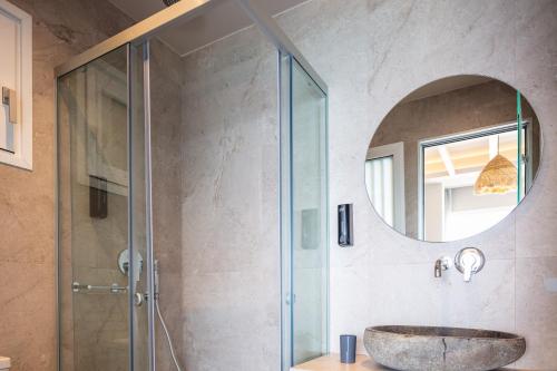 Premium Suite with Sea View & Outdoor Jetted Tub image 1