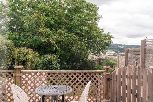 Garden Flat with Bath Skyline Views & Private Patio, Bath