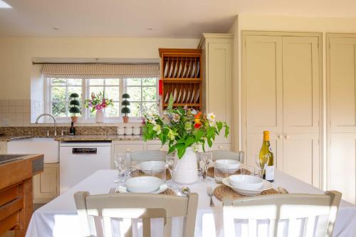 Wychwood Cottage - image 4