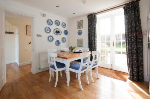 Epsom Cottage - image 12