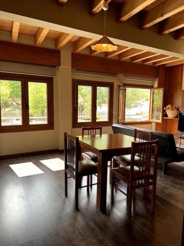 La Vall Apartaments La Plaça (La Vall Apartaments La Placa) in Sant Llorenc De Morunys