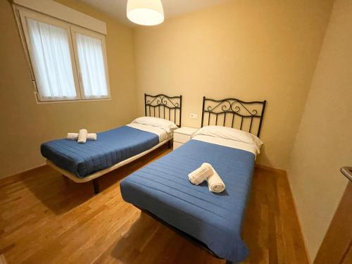 2 bedrooms, 4 beds