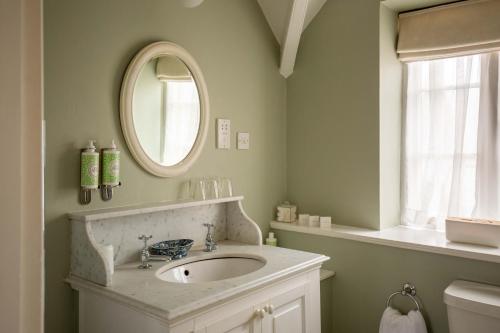 Goodwood Cottage - image 13
