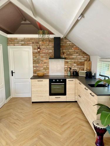 Instalaciones, Vrijstaande woning met geweldige omheinde tuin aan bosrand in Ermelo