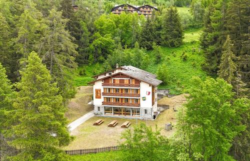 Chalet de l Ours – khách sạn tại Mayens des Plans