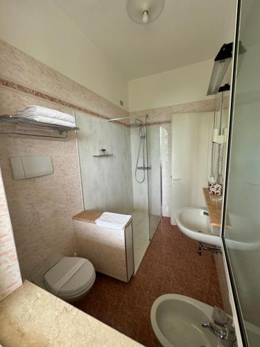 Small Double Room image 3